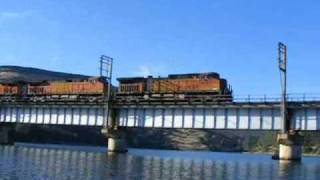 preview picture of video 'BNSF 4463 Glides Downhill and Over the Feather River Bridge; Shot from Water Level!'
