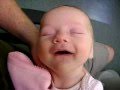 Śpiące niemowlę robi śmieszne miny