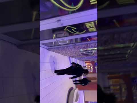 saindo do bowlero no shopping dos golfinhos