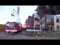 Brandweer druk bezig met het blussen van de brand in Waalwijk