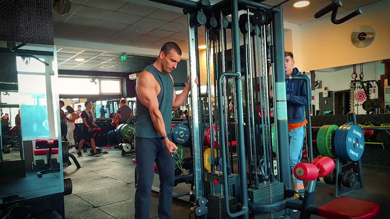 Flexii unilaterale pentru biceps, din stând la scripete, cu priză supinată și brațul rotit intern