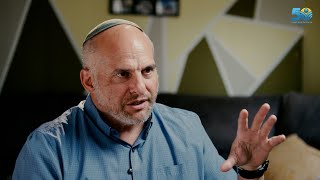 אנשים של השראה עם אליהו ליבמן | תמיר דורטל בראיון מרגש על האובדן, האמונה והתקווה. (ישיבת מכון מאיר) - התמונה מוצגת ישירות מתוך אתר האינטרנט יוטיוב. זכויות היוצרים בתמונה שייכות ליוצרה. קישור קרדיט למקור התוכן נמצא בתוך דף הסרטון