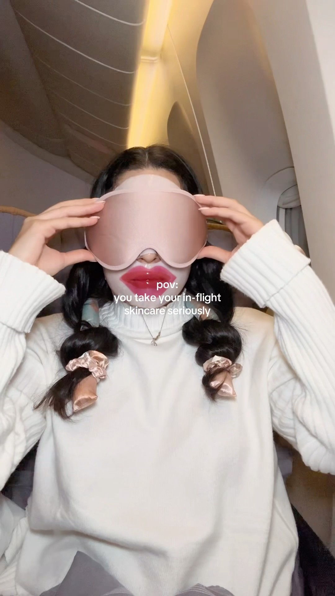 Siap terbang jauh? Jangan lupa bawa skincare ini biar kulit tetap segar dan hydrasi selama perjalanan! ✈️✨