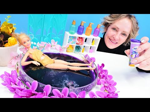 Nicoles SPA Salon. Ein spannendes Bad für Barbie. Puppen Video mit Barbie