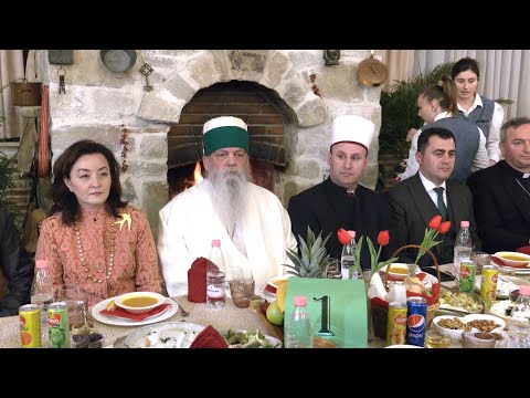 Mesazhe paqe dhe dashurie, kryegjyshata shtron iftar | ABC News Albania