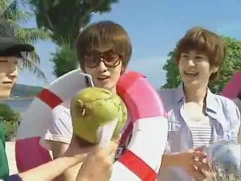 111030 Celebrity Tour Guides - EvilKyu finds joy in bullying his hyungs with the ball