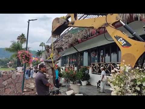 Preview: La estatua de Mike Laure fue removida del malecón de #Chapala luego de que una fisura pareciera en el área, amenazando con un posible desprendimiento del andador. Trabajadores de Obras Públicas ya laboran para atender el percance.