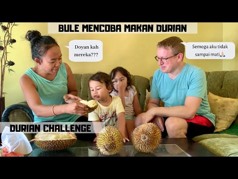 bule-makan-durian-bule-mencoba-durian-pertama-kali-reaksi-bule-makan-durian