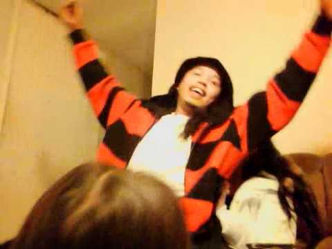 nuni giving rozie a lap dance