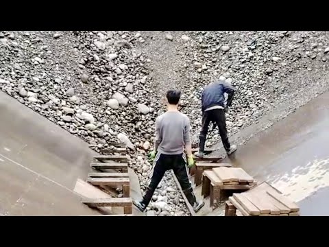 Barge unloading 3500 tons of cobblestone - relaxing flow