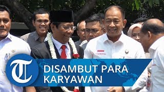Datang ke Kemenkopolhukam, Mahfud MD Disambut dan Diberi Kalung Bunga