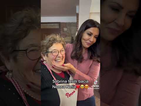 Sabrina Ferilli bacia Nonna Nella❤️🥹🙈