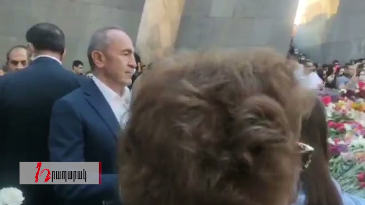 Քոչարյանը ընտանիքի անդամների հետ ծաղիկներ խոնարհեց անմար կրակի մոտ