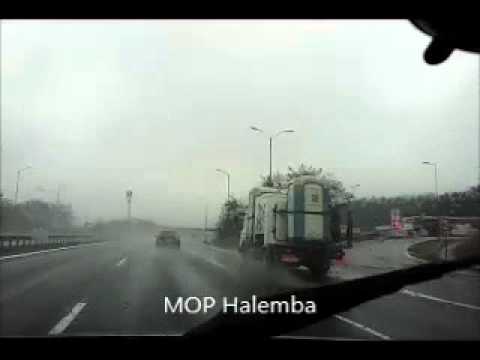 Przejazd autostradą A4 Gliwice-Katowice w deszczu