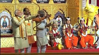 Dussehra in Indien: Riesige Dämonenfiguren brennen lichterloh