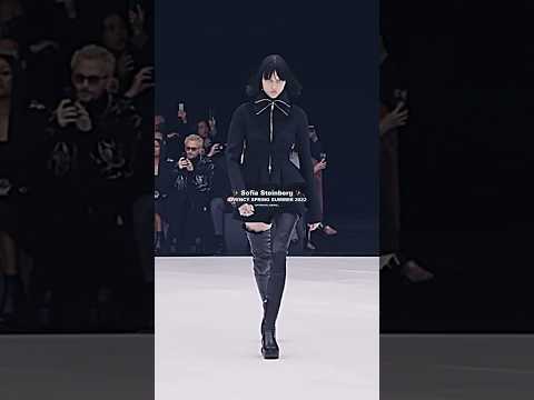 A model with rare walk #ytshorts #model #fashion #memes #status