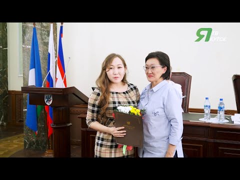 Мэр Якутска наградила медсестру за спасение утопающего Мэр Якутска наградила медсестру за спасение утопающего