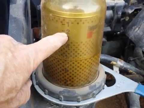 Detroit Diesel 12.7 L engine fuel filter change