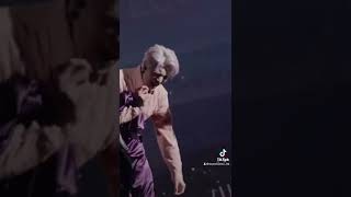 Download lagu Taeyong Mark trying to copy Doyoung’s highnote😅😅 mp3