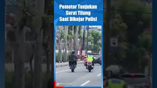 Download lagu PEMOTOR TUNJUKAN SURAT TILANG SAAT DIKEJAR POLISI mp3