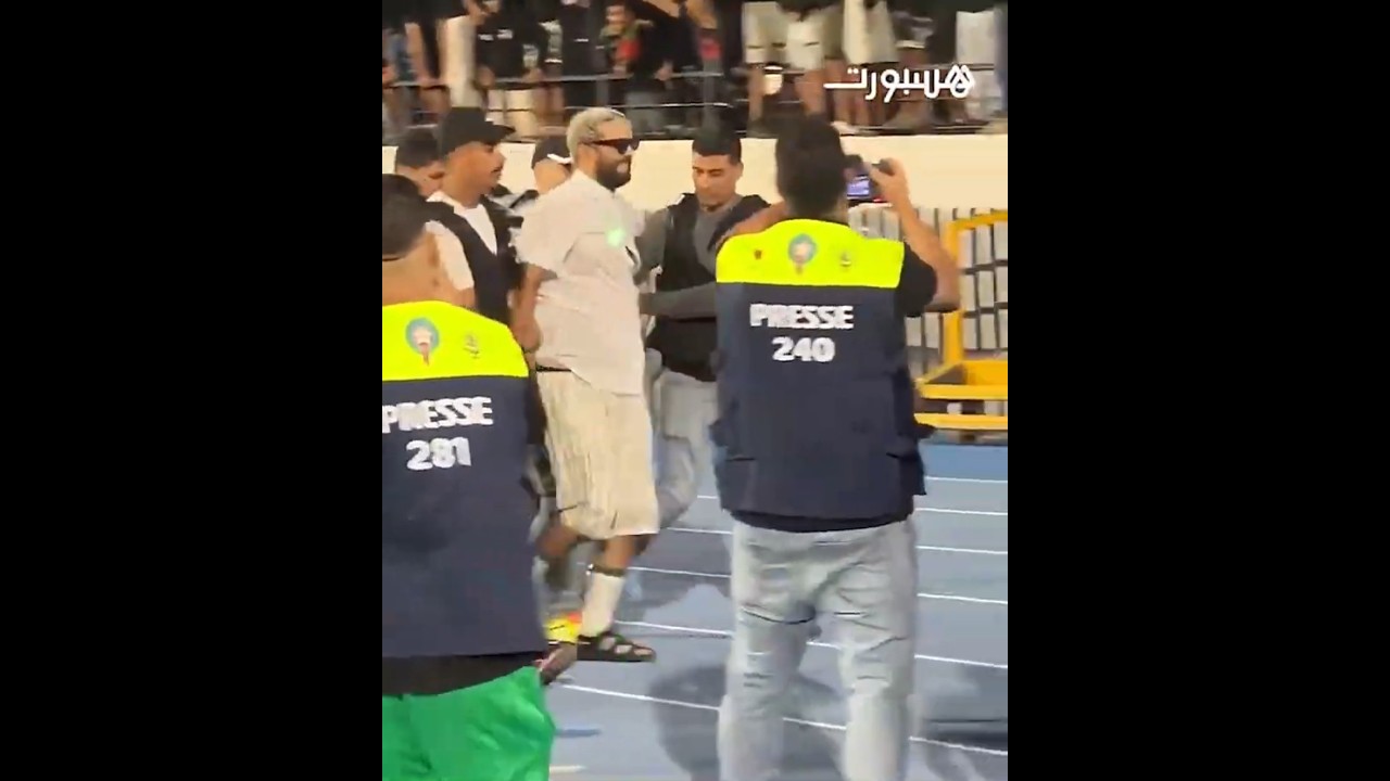 إلياس المالكي يقتحم ملعب محمد الخامس ويتجه نحو جمهور الجيش وسط احتجاجات جماهير الرجاء thumbnail
