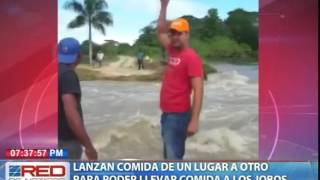 Lanzan comida de un lugar a otro para poder llevar comida a Los Jobos