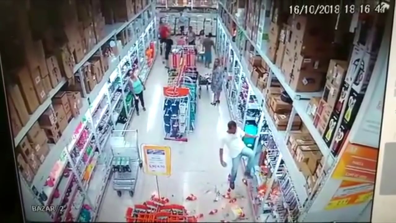 Criança causa incêndio e Pânico em supermercado atacadista ao brincar com fogo - Brigada de Incêndio