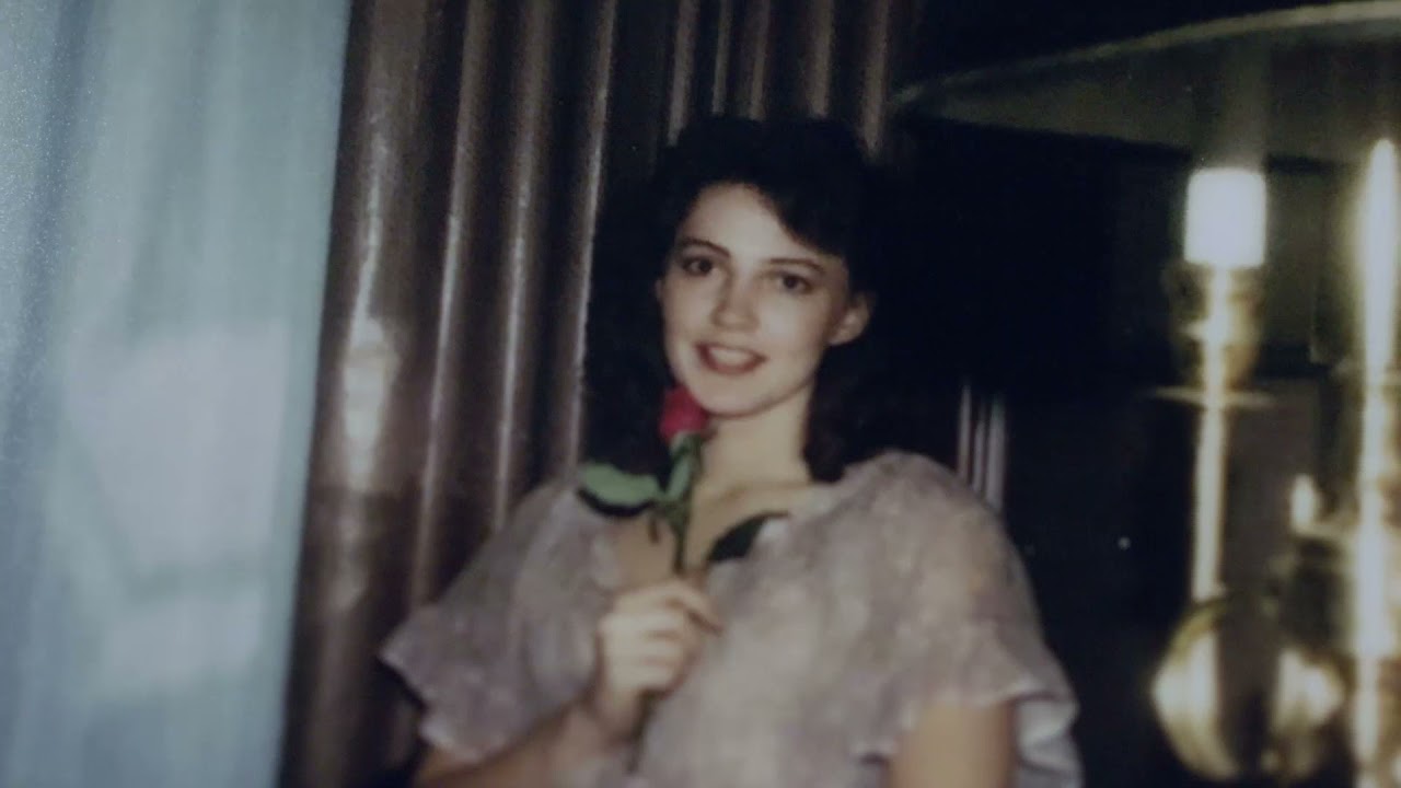 Miniature de la vidéo Sky Originals documentary - Look Away -Trailer Aug 2021 du film Look Away