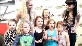 Fans singing "Wildflower" by the JaneDear girls