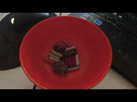 MongoTV_9337 - Spiser SKÅL SLIK Lørdag Aften Med Pose NØRREGADE Op På LAKRIDSERNE