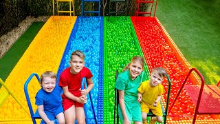 Download lagu Empat warna bola plastik di kolam mp3