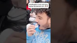 Er ISST eine 26 JAHRE ALTE POKEMON KARTE 😱 #pokemon #pokemontcg #ytshorts #shorts