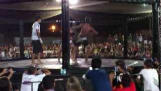 preview picture of video 'LUCAS STRIKE X SAPINHO - MMA 1º VERÃO FIGHT - MARAPANIM 2012.mp4'