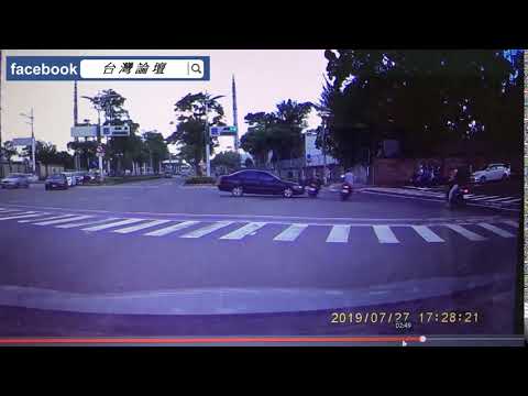 27/07 Hezhengjin Road, Zhongshan 3rd Road, Qian Town, Kaohsiung City《》Acidente de carro contínuo