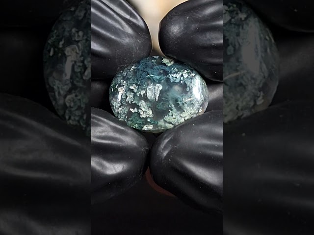 حجر عقيق طحلبي مشجر طبيعي