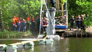 preview picture of video 'Hanstedter Feuerwehrmarsch 2011 - Wasserrutsche'