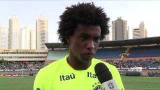 Willian se anima com o calor da torcida goiana