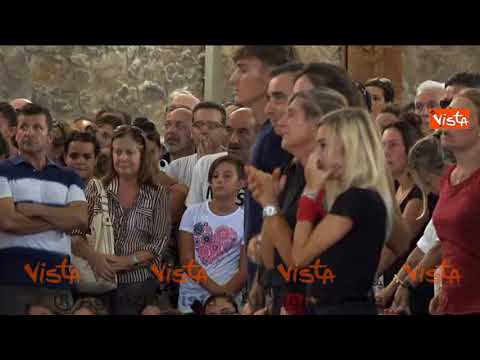 Funerali Niccolò, le lacrime della madre e la chiesa gremita di gente #t