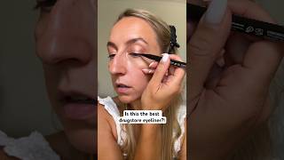 One of the best drugstore eyeliners: it’s pigmented, doesn’t smudge and is super easy to apply 👀🙌