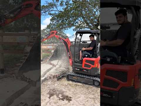 Testando a MINI ESCAVADEIRA 😍🚜 #construção #trator #escavadeira #machine #reforma