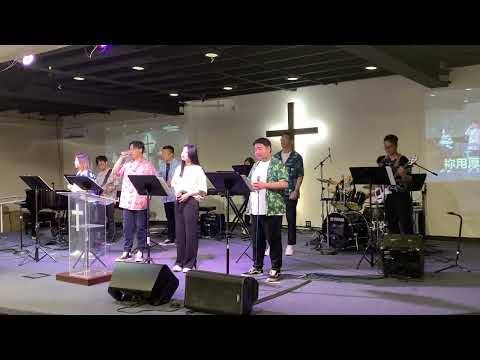 伟大的神/厚恩待我/当你走进我们当中/我们欢迎君王降临