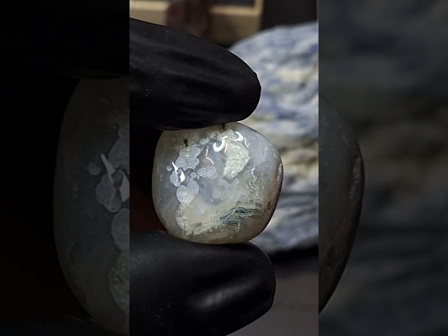 حجر عقيق طحلبي ابيض خام