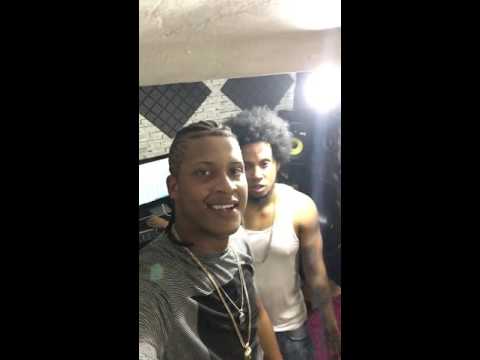 Quimico ultra mega y Lolo el micrófono grabando lo nuevo ( Yo quiero un millón ) desde Madrid España