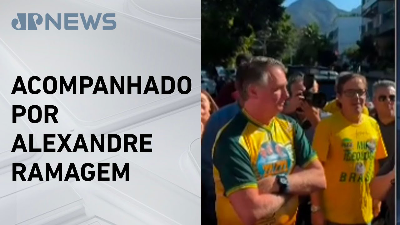 Jair Bolsonaro vota na Vila Militar no Rio de Janeiro
