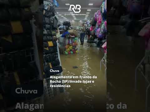 Alagamento em Franco da Rocha (SP) invade lojas e residências.