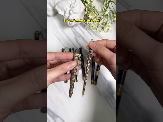Vídeo relacionado con 9pcs Mini Espada 4.7 Antiguo Espada Llavero aleación de Zinc Cadena de Llave Antigua patrón de decoración de la Vaina del Llavero sin Cortar Modelo para Hombres Mujeres