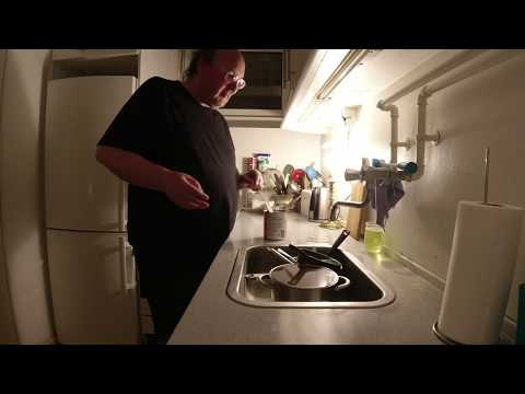 MongoTV_4753 - Del 2 - Spiser En DÅSE FERSKNERMidt Om Natten Og Ser På Mit Gamle SENGETØJ