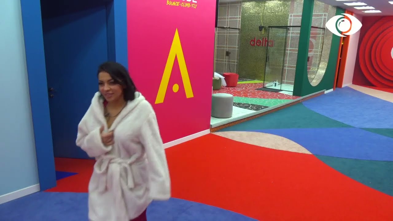 Dea zgjon Amosin dhe e nxjerr në oborr, Mikela i mbush shtratin me miell