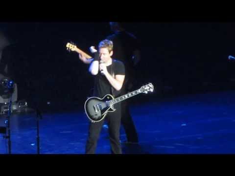 NICKELBACK - Chad drinkin' (Bevooo) live Mediolanum Forum of Assago, Milano