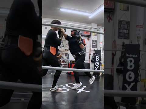 32歳(紺T)VS44歳トレーナー(黒T)のスパーリング1R目